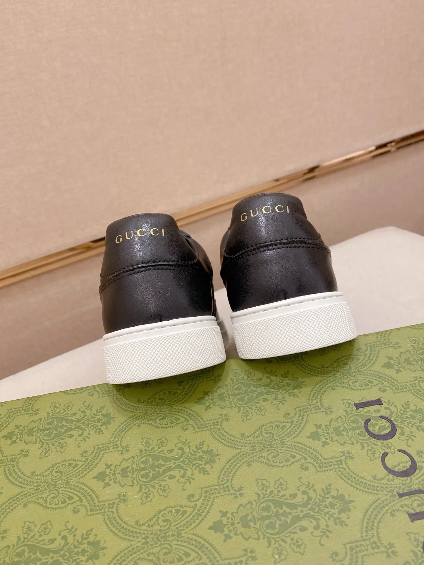 Factory price: 420💰 (GUCCI) The latest model from the official website 🎁🎁Casual and fashionable men's shoes👟, hot style 💥The version is simple and elegant, exclusive for trendy men. Unique official website latest brand elements 👑Gucci original decoration, fashionable and generous, the fabric is original cowhide ✅sheepskin lining, the official website specifies wear-resistant casual outsole, the classic model is taken in kind at the counter🎬38-44 (45 is not returned or exchanged)